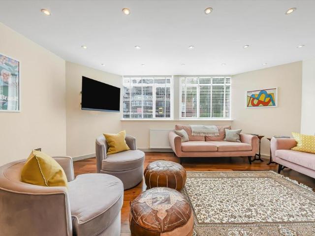 Townhouse for rent in Belsize Park, Greater London