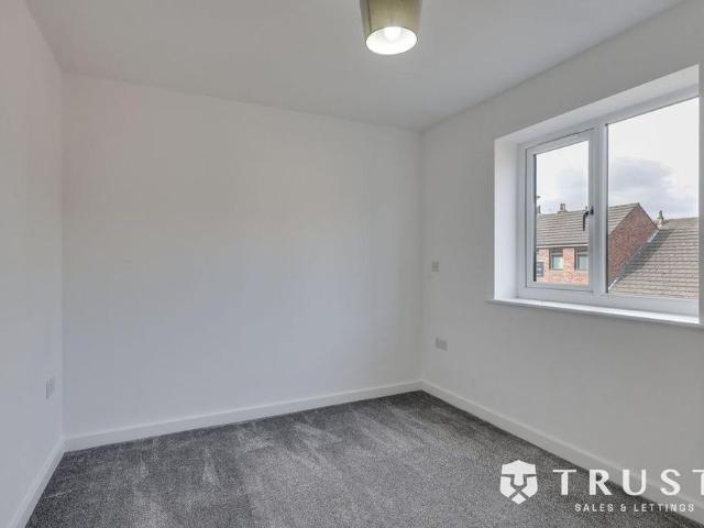 Townhouse for rent in Bruntcliffe, Leeds
