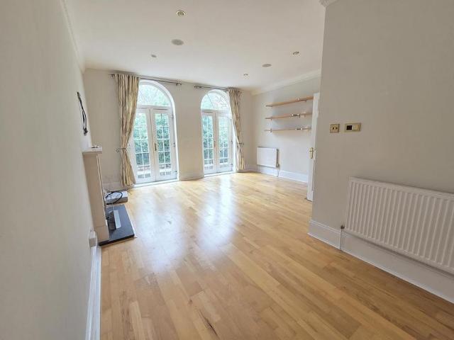 Townhouse for rent in Blackhills, Surrey