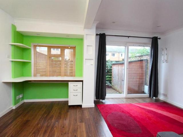 Townhouse for rent in Woodford, Greater London