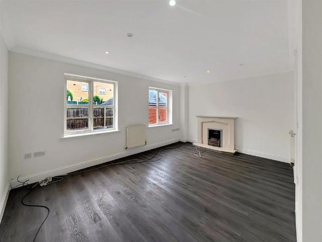 Townhouse for rent in Mile End, Fordham Heath