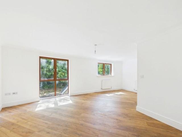 Townhouse for rent in Farnborough, Hampshire