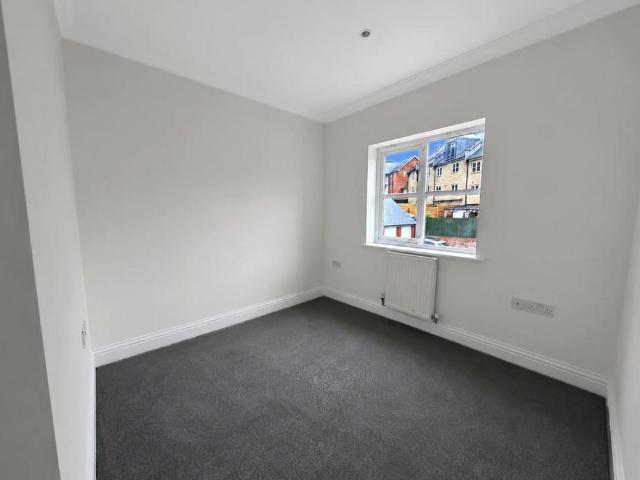 Townhouse for rent in Mile End, Fordham Heath