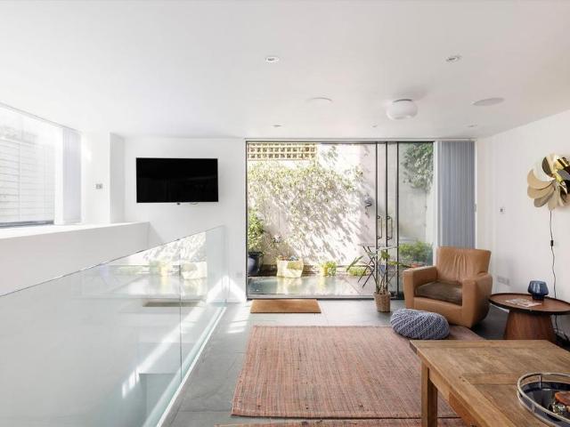 Townhouse for rent in South Hampstead, Greater London