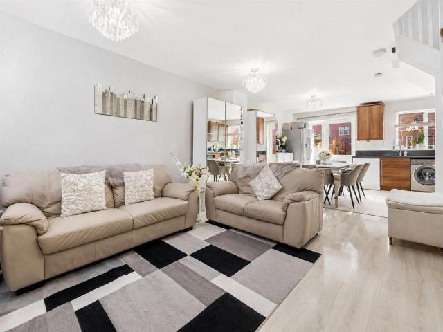 Townhouse for rent in Mile End, Fordham Heath