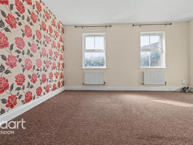 Townhouse for rent in Haydon End, Abbey Mead