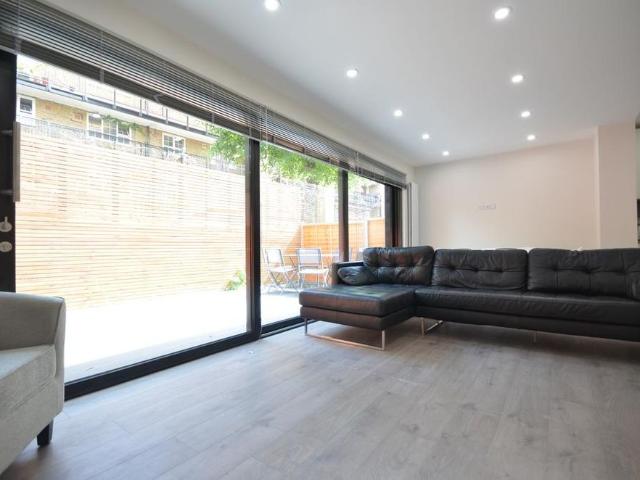 Townhouse for rent in Isle Of Dogs, Greater London