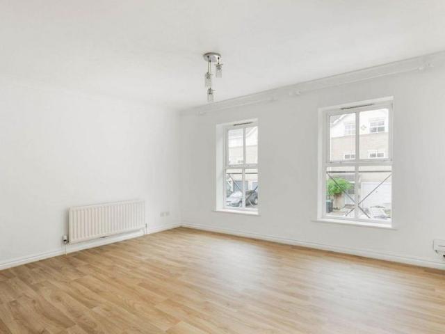 Townhouse for rent in Greatness, Sevenoaks