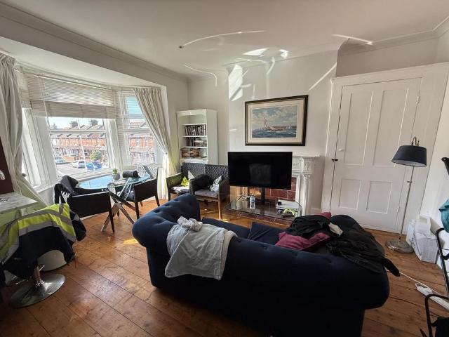 Townhouse for rent in Roselands, Eastbourne
