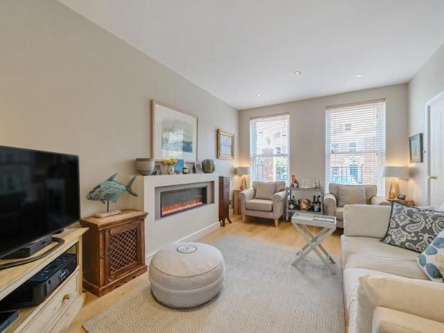Townhouse for rent in Horsell, Woking