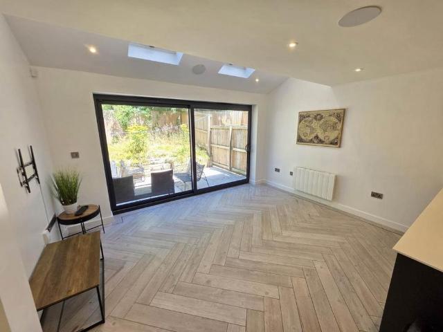 Townhouse for rent in Wortley, West Yorkshire