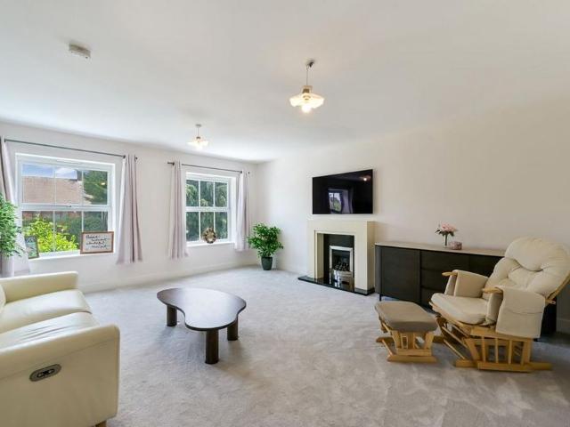 Townhouse for rent in Blackhills, Surrey
