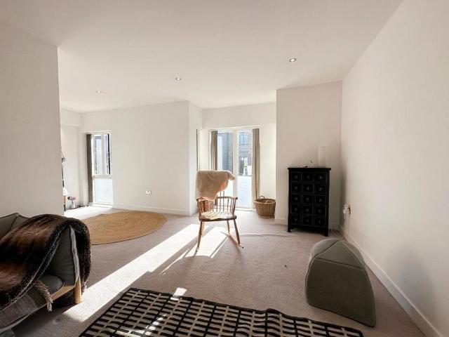 Townhouse for rent in Arbury, Cambridgeshire