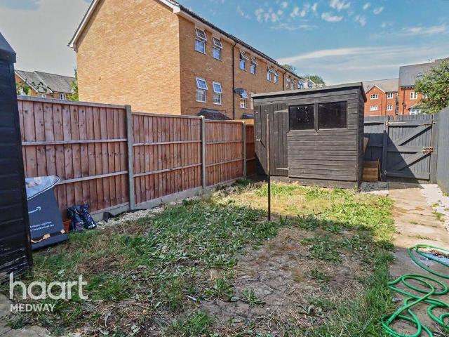 Townhouse for rent in Strood