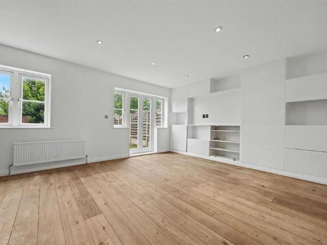 Townhouse for rent in Shenley, Hertfordshire