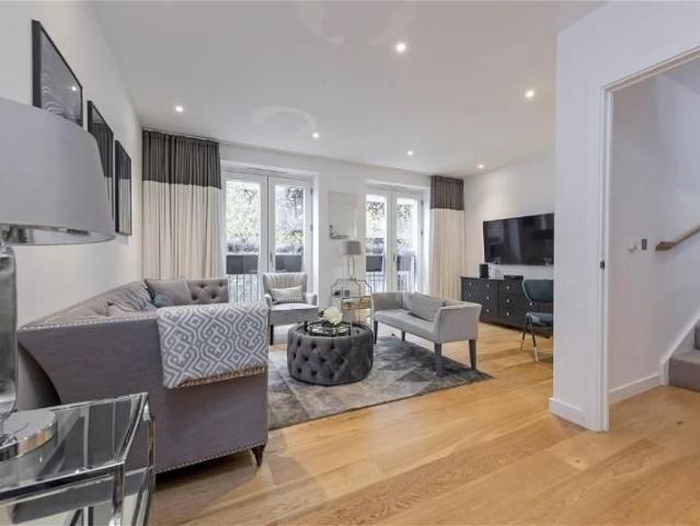 Townhouse for rent in Clapham Junction, Greater London