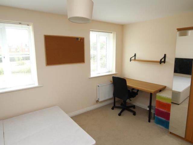 Townhouse for rent in Cheswick, Harry Stoke