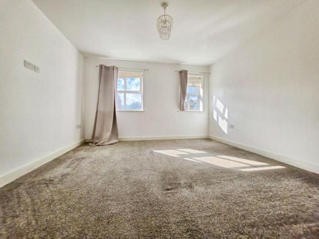 Townhouse for rent in Holt Lane End, Oldham