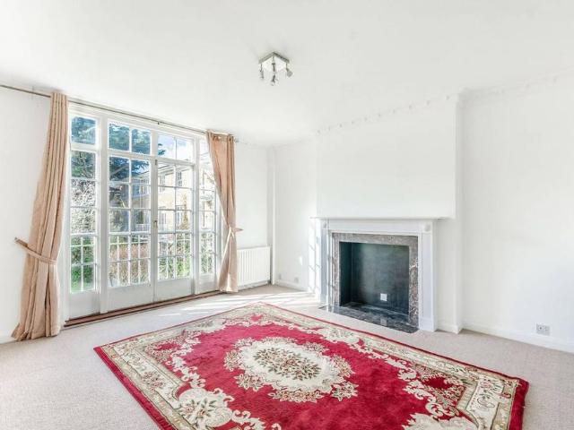 Townhouse for rent in Denmark Hill, Greater London