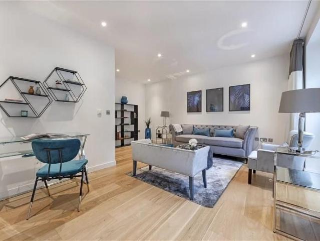 Townhouse for rent in Clapham Junction, Greater London