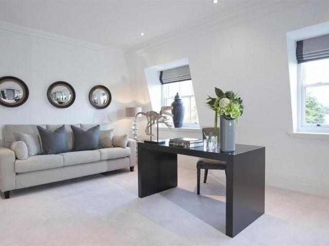 Townhouse for rent in Lower Green Esher, Blackhills