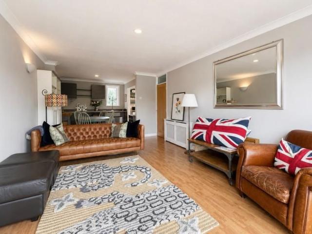 Townhouse for rent in Eton