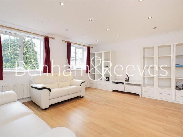 Townhouse for rent in Brook Hospital Estate, Greater London
