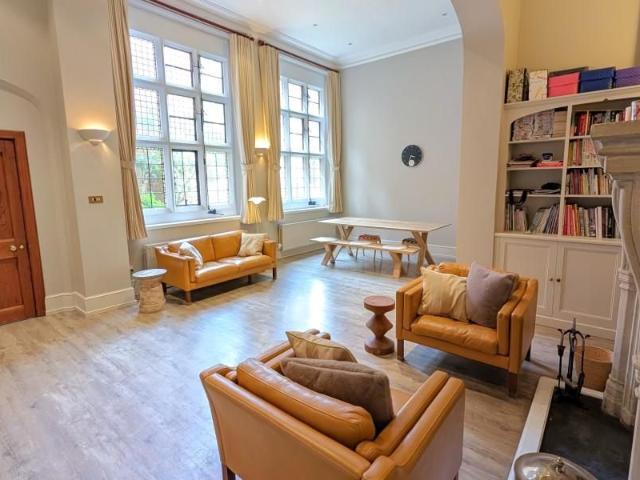 Townhouse for rent in Woking, Surrey
