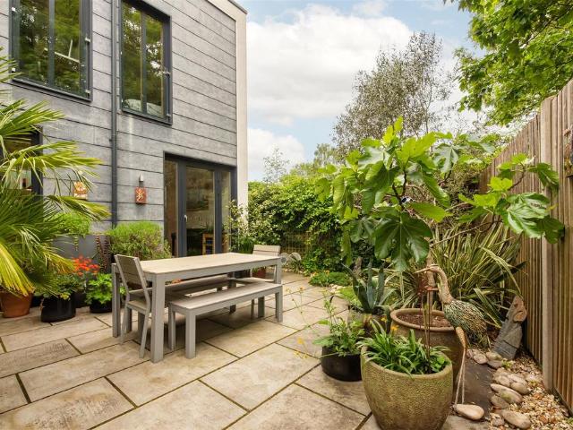 House for rent in London Borough of Ealing, Greater London