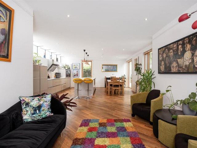 Townhouse for rent in London Borough of Ealing, Greater London