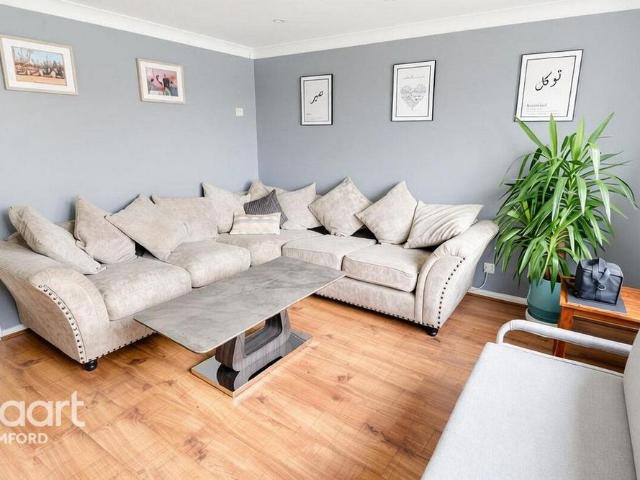 Townhouse for rent in London Borough of Barking and Dagenham, Greater London