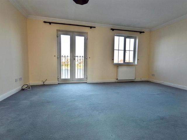 Townhouse for rent in Crumbles, Eastbourne