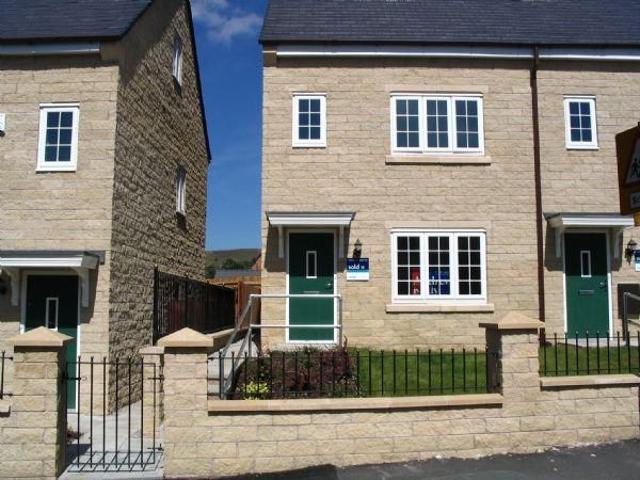 Townhouse for rent in Burnedge, Greater Manchester