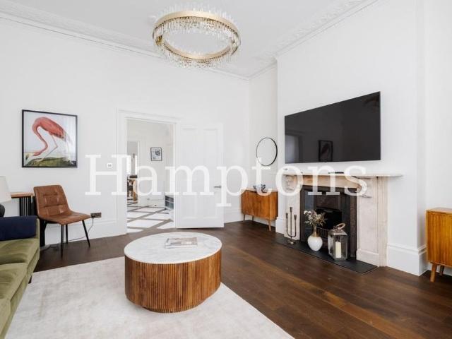Townhouse for rent in North Kensington, Greater London