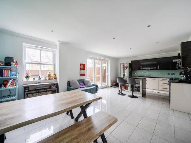 Townhouse for rent in London Borough of Croydon, Kenley