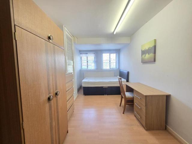 Townhouse for rent in Little London, West Yorkshire