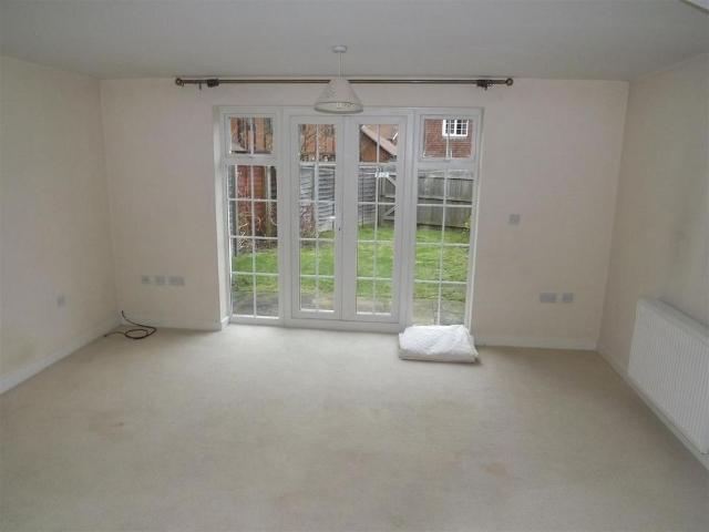 Townhouse for rent in Slaugham, Perryfields