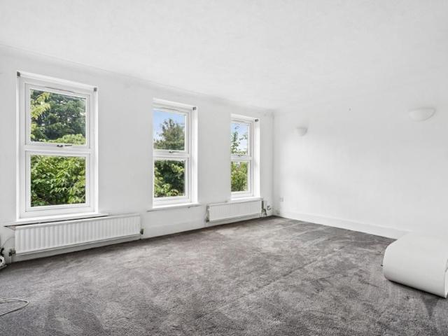 Townhouse for rent in Northwood, Greater London