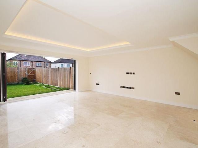 Townhouse for rent in Greater London