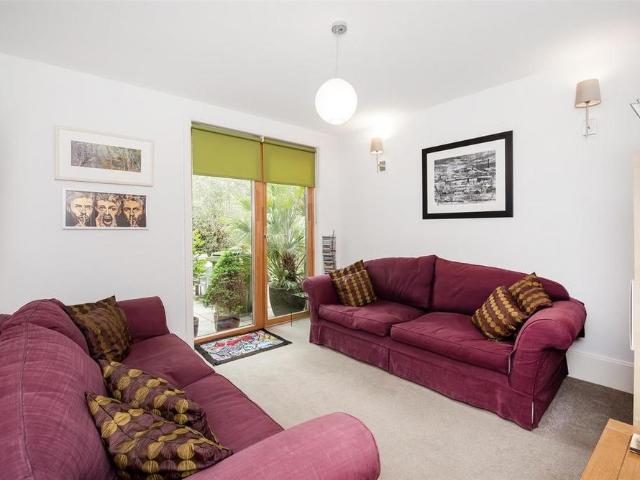 Townhouse for rent in London Borough of Ealing, Greater London
