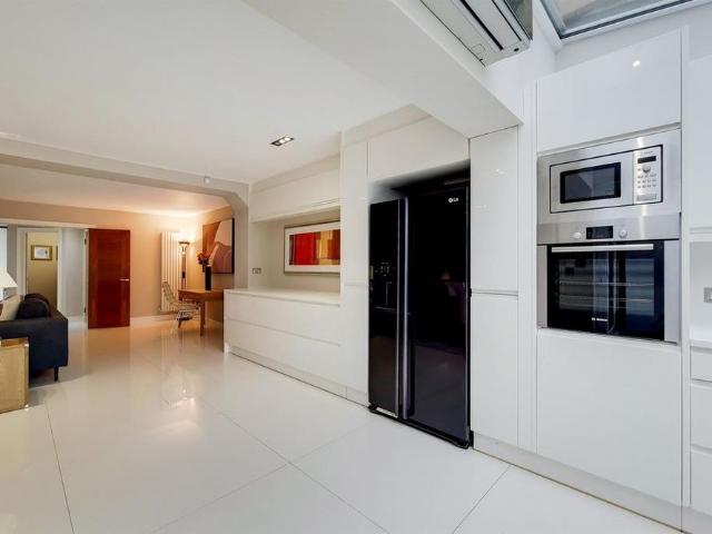 Townhouse for rent in St. John's Wood, Greater London