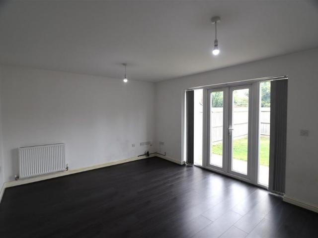 Townhouse for rent in Willenhall, West Midlands
