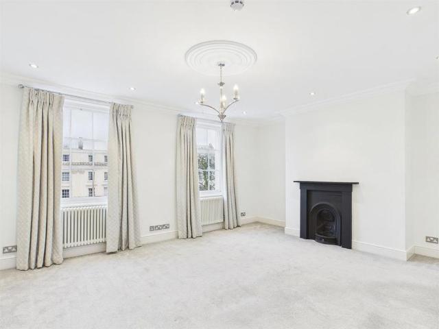 Townhouse for rent in Sydenham, Green Close