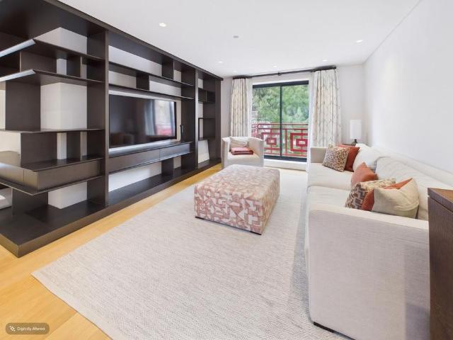 Townhouse for rent in London Borough of Hammersmith and Fulham, Greater London