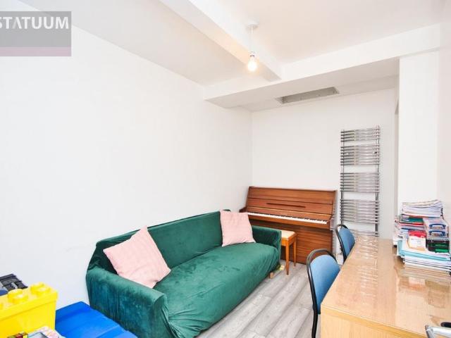 Townhouse for rent in Poplar Grove, Greater London
