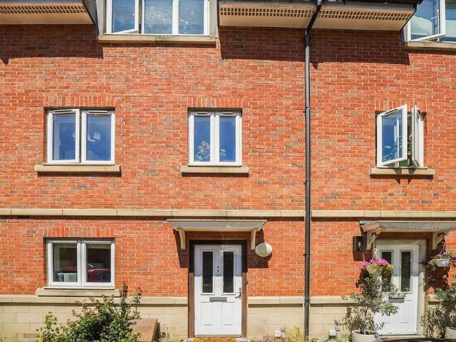 Townhouse for rent in London Borough of Hounslow, Spring Grove