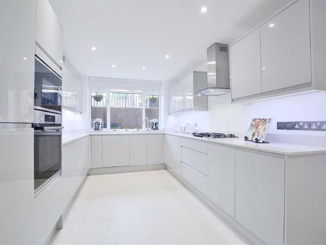 Townhouse for rent in Belsize Park, Greater London