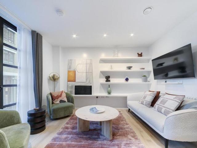 Townhouse for rent in Poplar Grove, Greater London