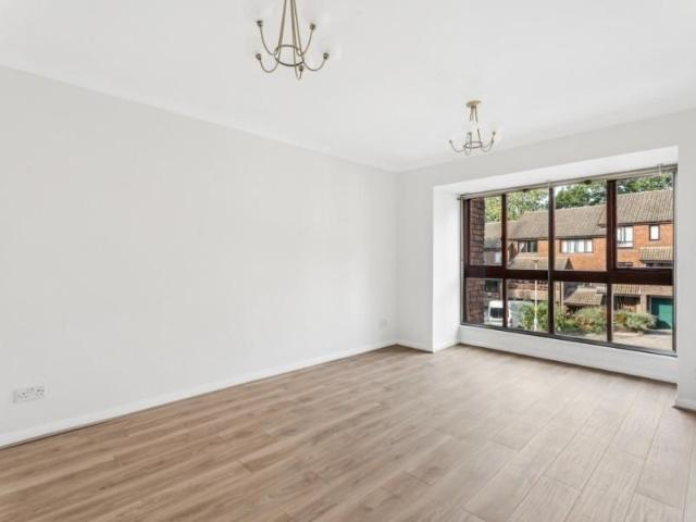 Townhouse for rent in London Borough of Hillingdon, Greater London