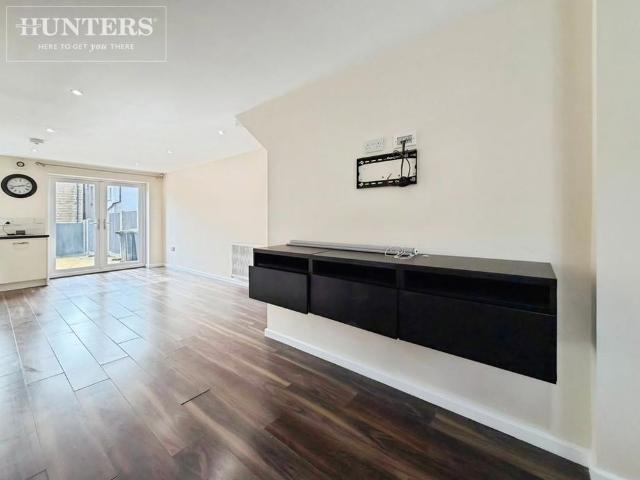Townhouse for rent in Hoyland Common, South Yorkshire